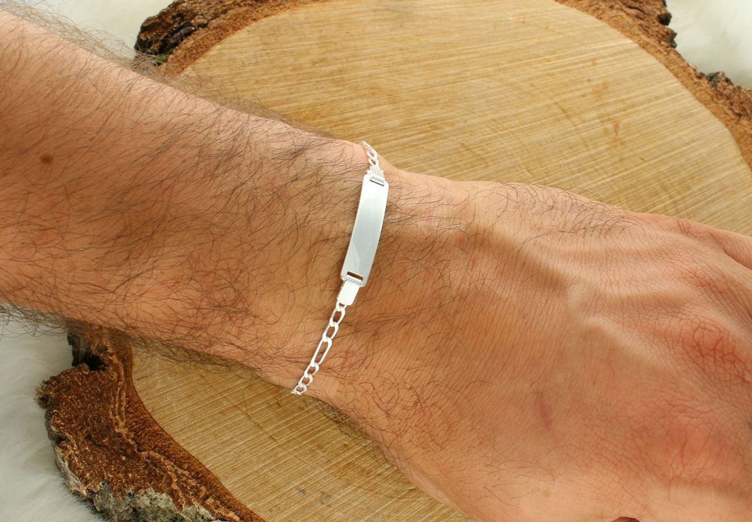 Bransoletka srebrna 925 DIA-BRA-13502-925 – splot Figaro 2,8 mm z prostokątną blaszką 3 cm × 7 mm pod grawer. Długość 19 cm, zapięcie na karabińczyk. Elegancja i personalizacja w jednym.1.jpg